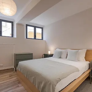 central-apartment-in-trendy-madragoa.hotels-lisbon-portugal.com/